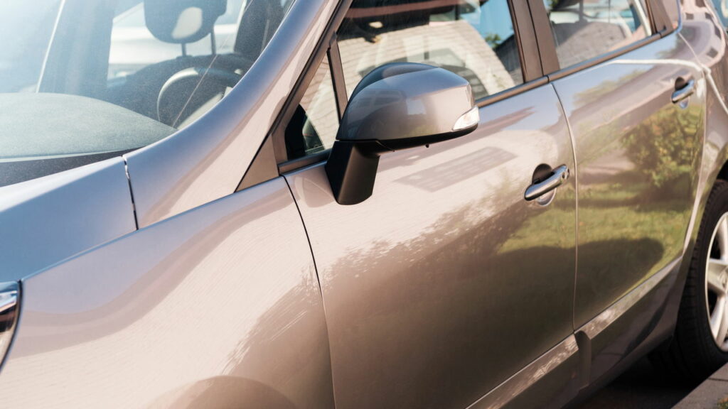Essas atitudes ao estacionar em descidas podem comprometer a segurança e render multa