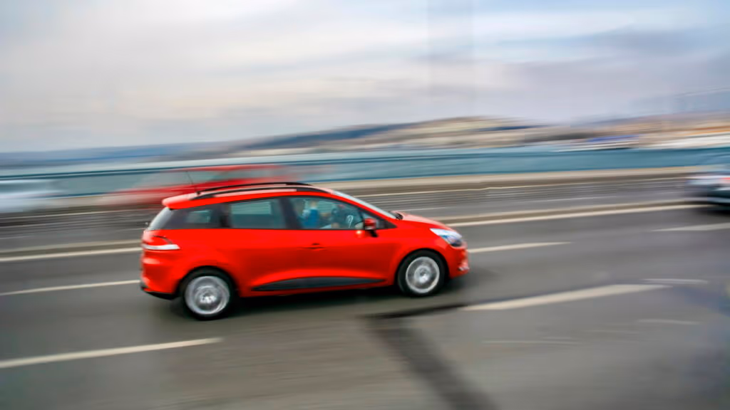 Esses descuidos ao encostar o carro em aclives ou declives podem gerar infrações