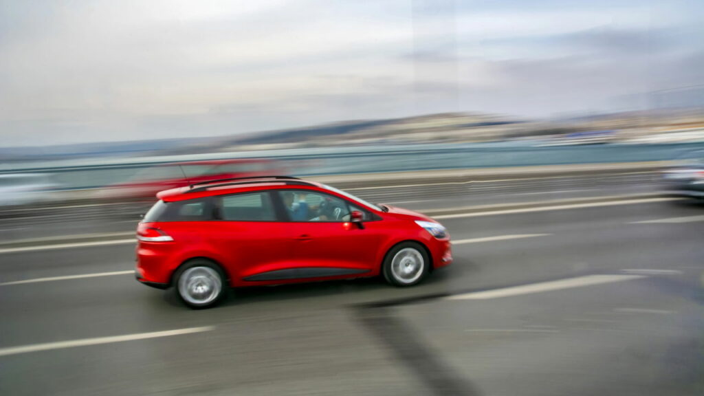 Esses descuidos ao encostar o carro em aclives ou declives podem gerar infrações