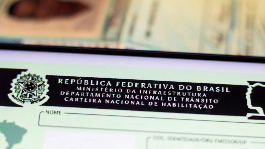 Diferença entre advertência por escrito, suspensão e cassação da CNH