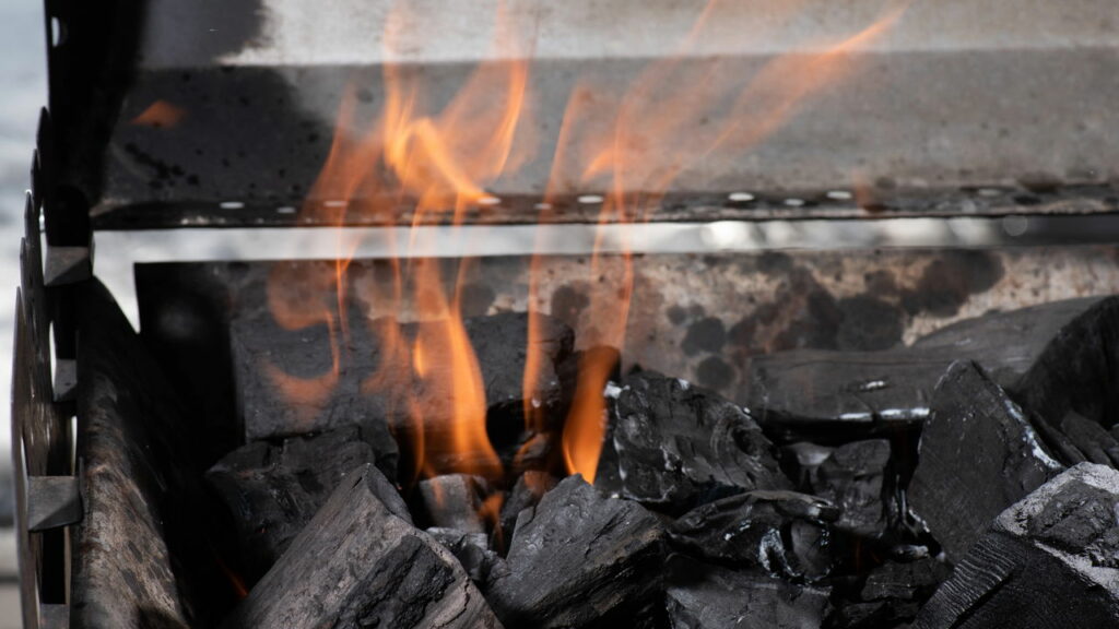 Como calcular a quantidade ideal de carvão para diferentes durações de churrasco