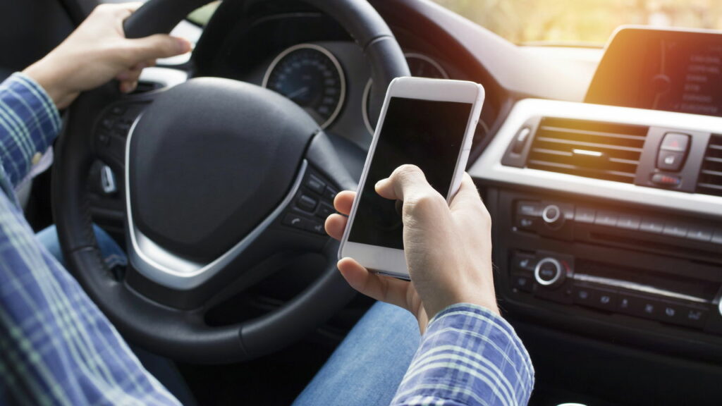 Essas atitudes ao usar o celular com o carro parado podem ser consideradas infração