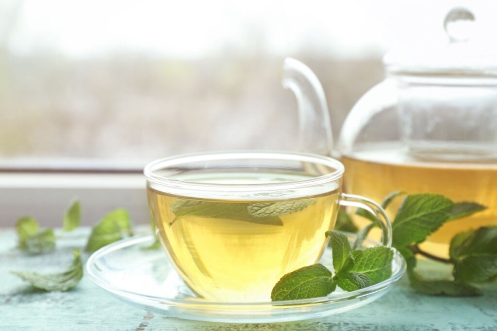 5 chás relaxantes para melhor a qualidade do sono