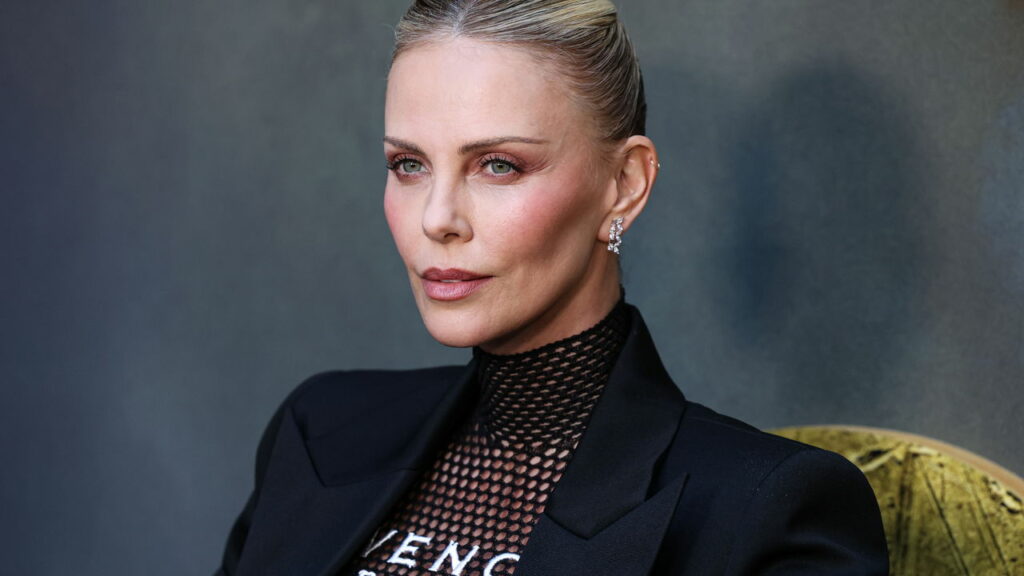 Charlize Theron faz filha chorar com visual novo
