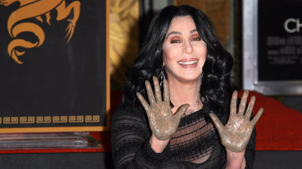 Site aponta que filho da cantora Cher foi internado por overdose