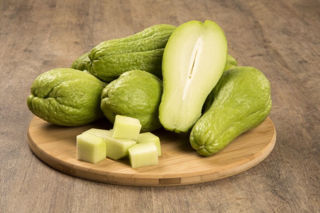 7 benefícios do chuchu para a saúde e como incluí-lo na dieta