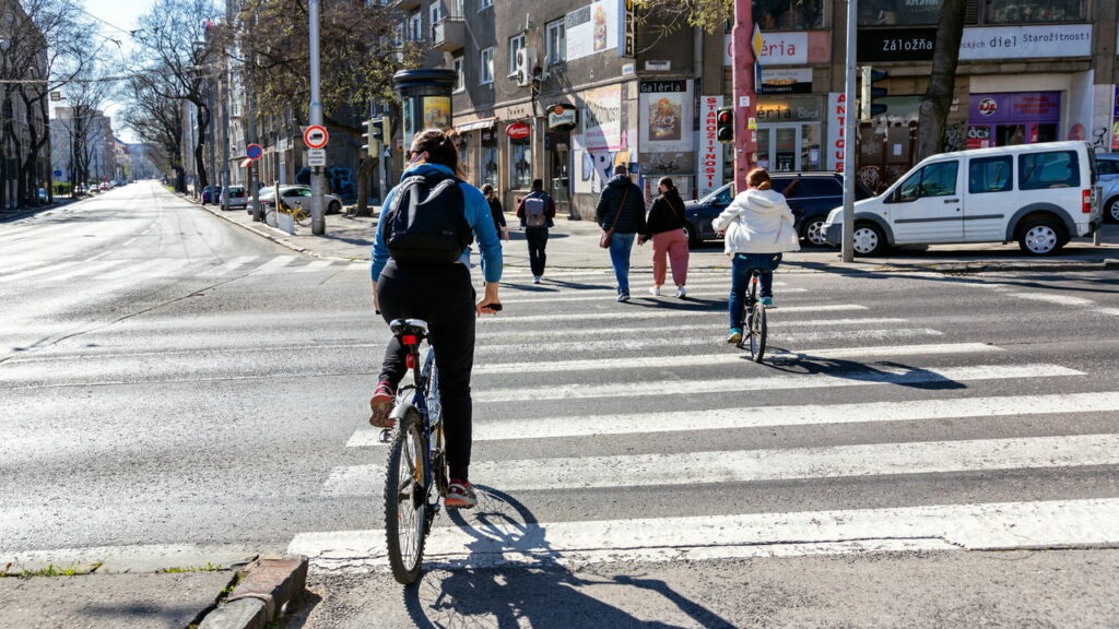 Essas atitudes ao dirigir próximo a ciclistas podem virar infração