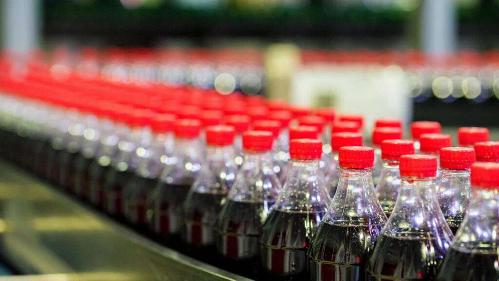 Fábrica da Coca-Cola é suspensa por suspeita de contaminação