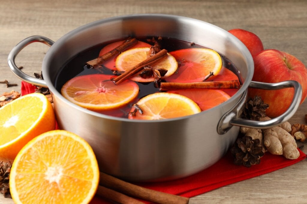 Aprenda a preparar o vinho quente perfeito para a sua festa junina
