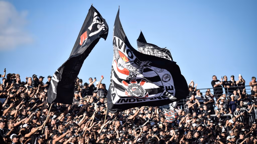 Crise no Corinthians: Torcida protesta com caixão e “enterra” ex-presidentes