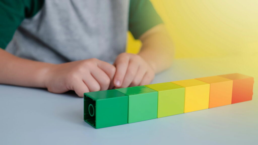 Colocar os cotovelos na mesa é considerado deselegante? Entenda