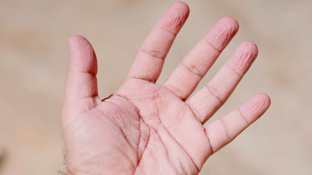 A verdade sobre dedos enrugados na água surpreende a ciência