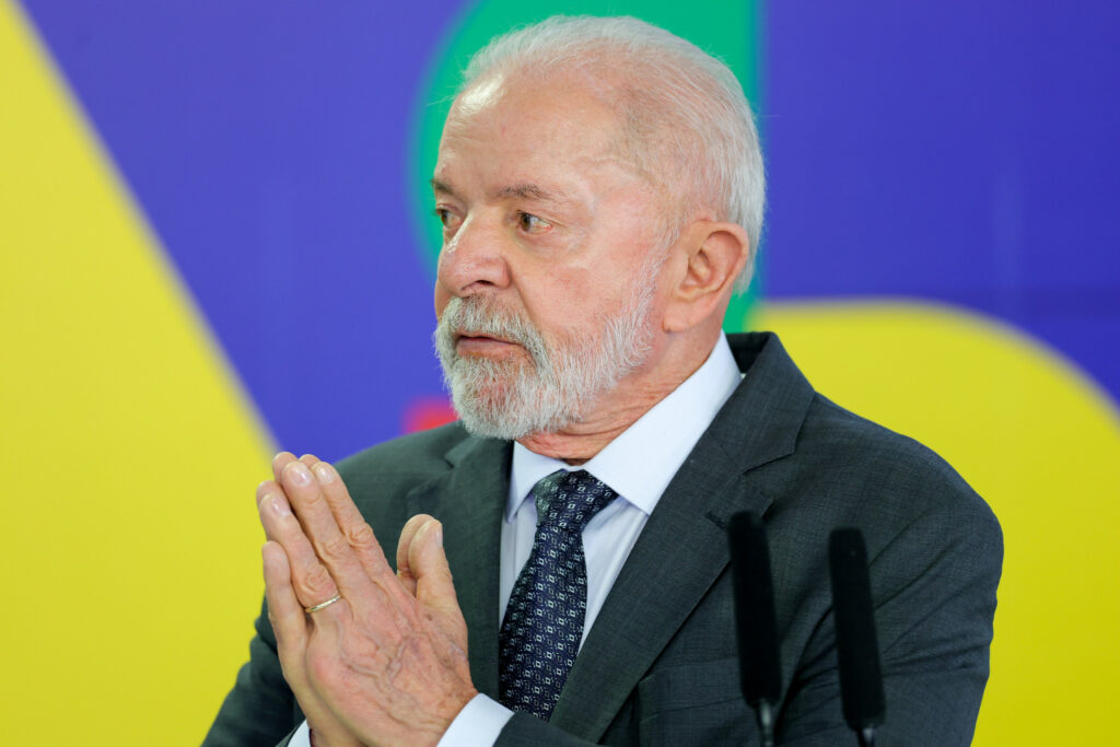 Lula acena aos evangélicos (de longe)