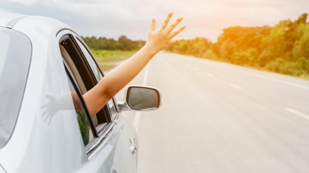 O que diz a lei sobre dirigir com o braço para fora do carro
