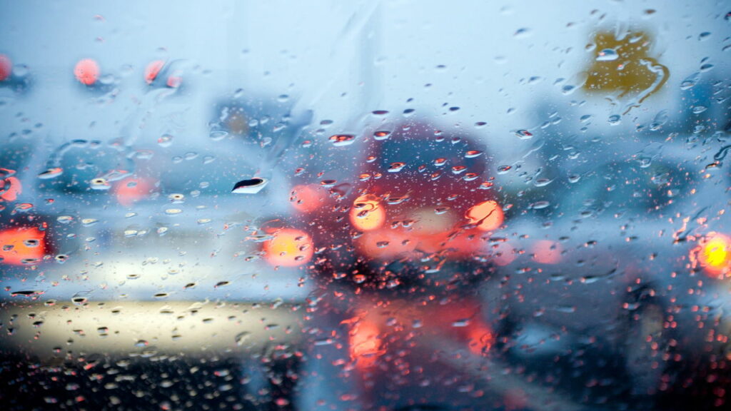 Como dirigir em dias de chuva com segurança redobrada