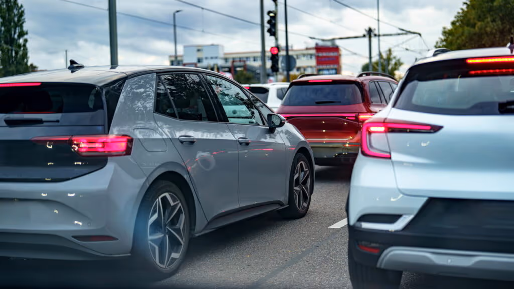 Por que dirigir devagar demais também pode gerar multa?