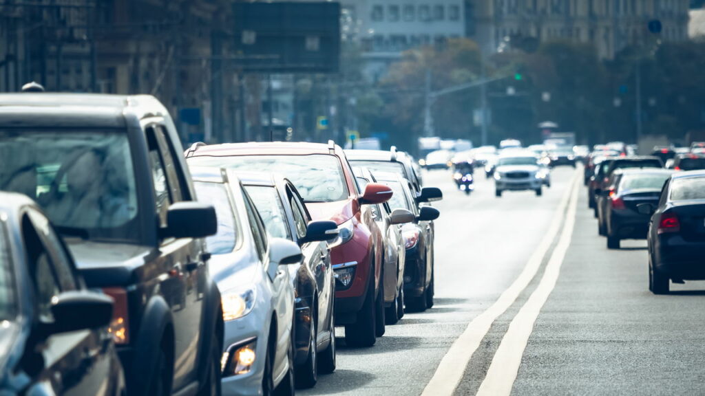 Por que dirigir devagar demais também pode gerar multa?