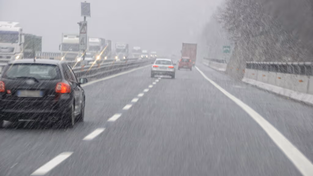 Por que andar com a luz de neblina acesa fora das condições ideais é infração