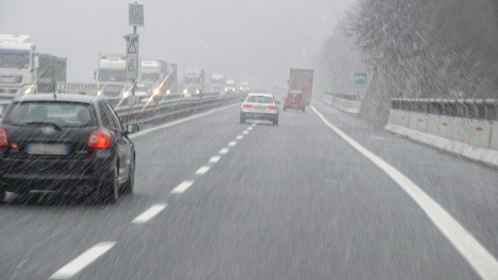 Por que andar com a luz de neblina acesa fora das condições ideais é infração