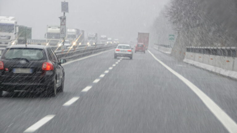 Por que andar com a luz de neblina acesa fora das condições ideais é infração