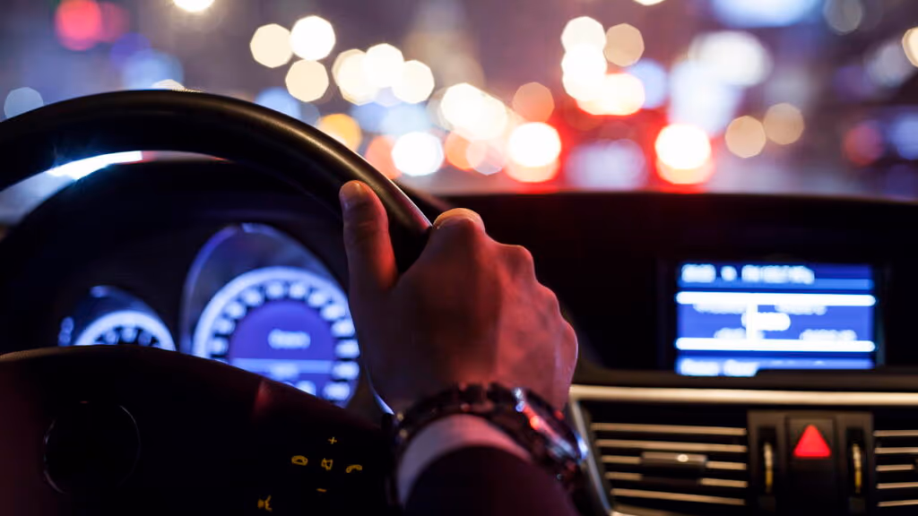 Essas atitudes ao dirigir à noite aumentam o risco de infrações e acidentes