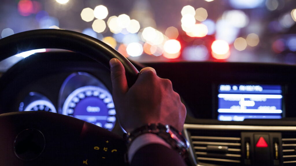 Essas atitudes ao dirigir à noite aumentam o risco de infrações e acidentes