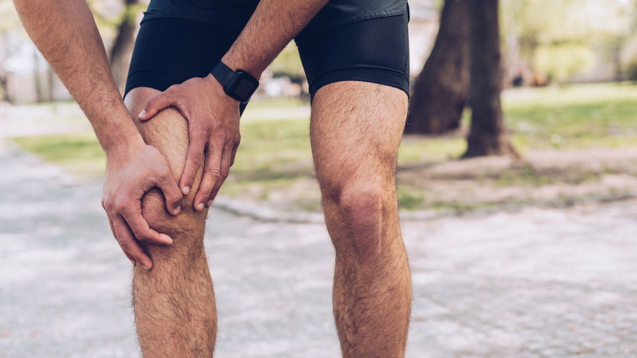 Joelho dói ao acordar? Essas são as principais causas