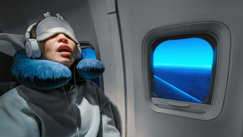 Comissária revela segredos para dormir bem no avião