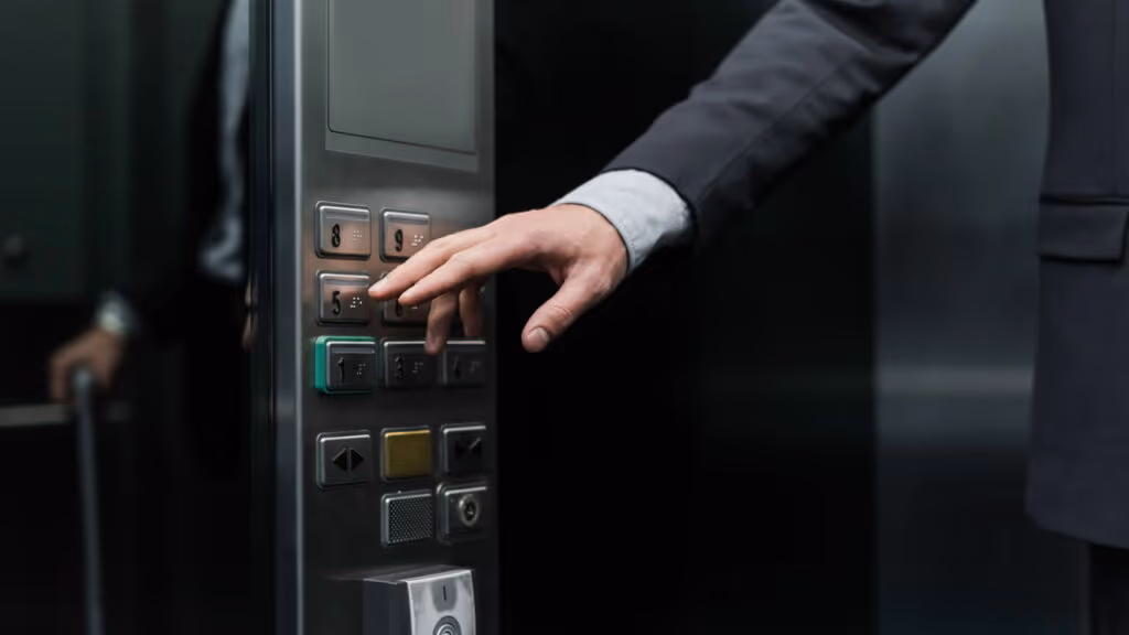 Quem deixa outros passarem no elevador apresenta essas características, de acordo com a psicologia