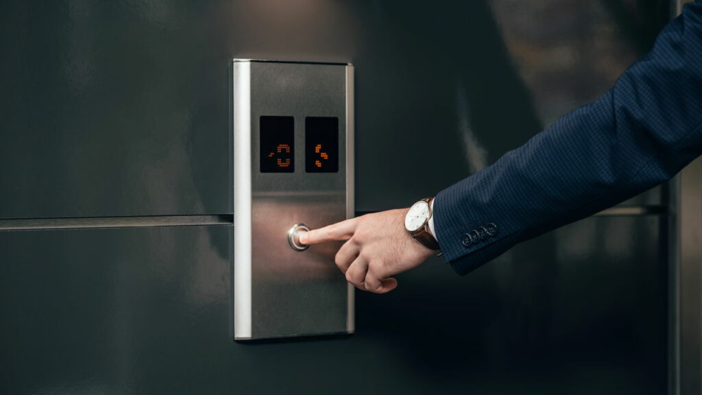 Quem deixa outros passarem no elevador apresentam essas características, de acordo com a psicologia