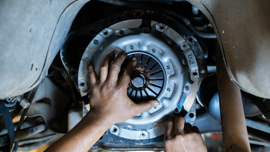 Como dirigir com embreagem gasta pode comprometer a segurança e gerar infração