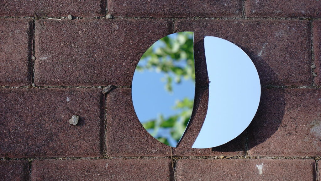 O que significa quebrar um espelho nas culturas ocidental e oriental?