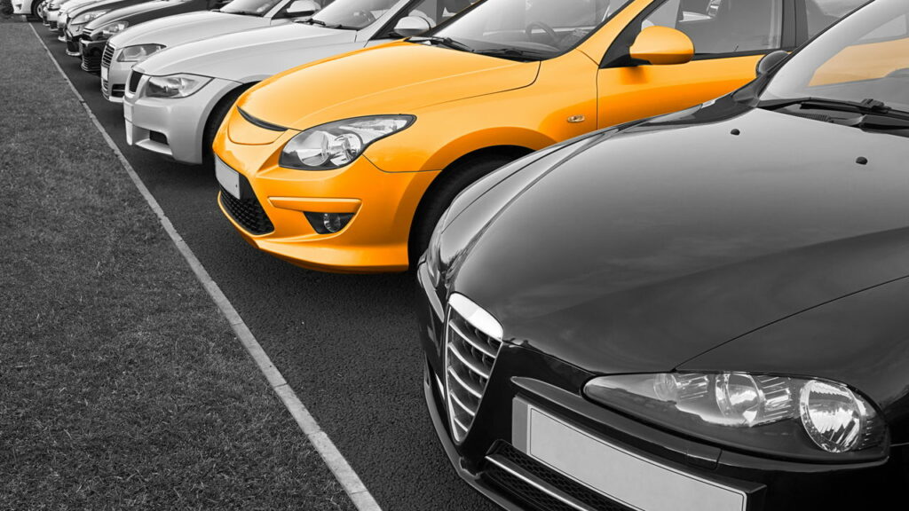 Essas atitudes ao sair de estacionamentos paralelos podem gerar infração
