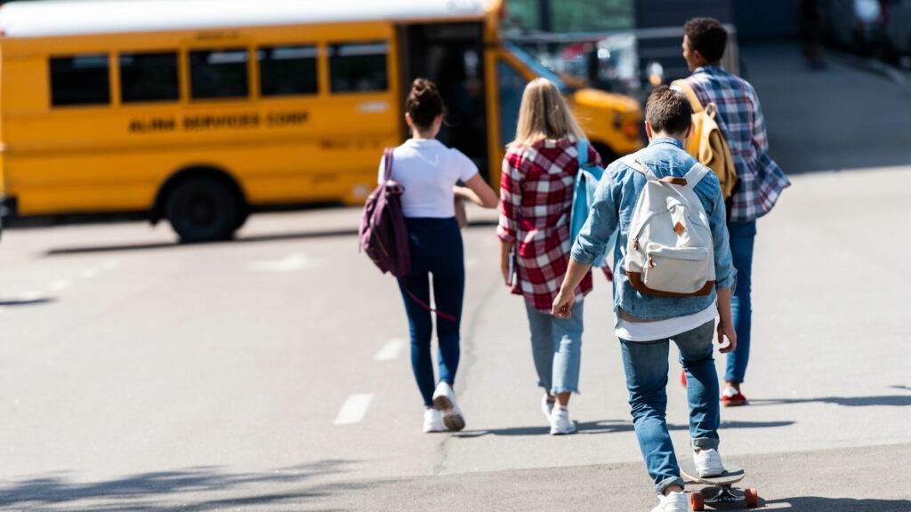 O que diz a lei sobre estacionar em frente a hospitais, escolas e delegacias