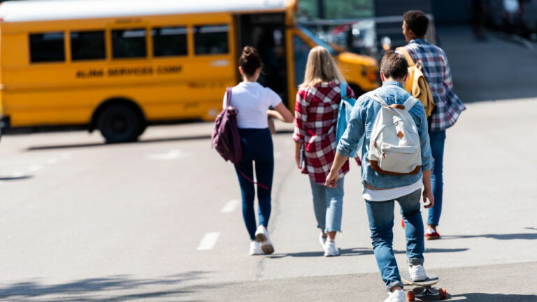 O que diz a lei sobre estacionar em frente a hospitais, escolas e delegacias