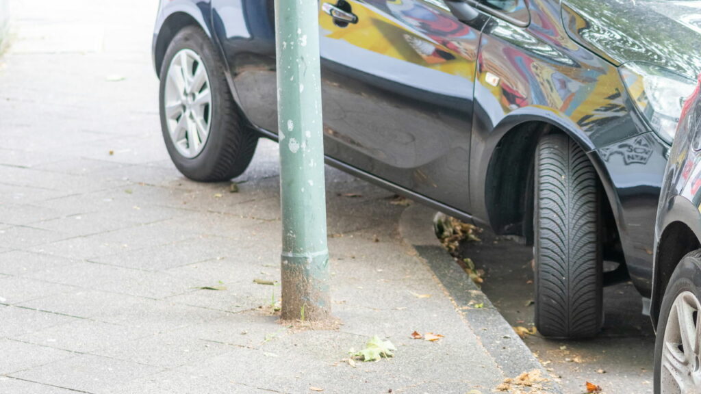 O que diz a lei sobre estacionar em frente a hospitais, escolas e delegacias