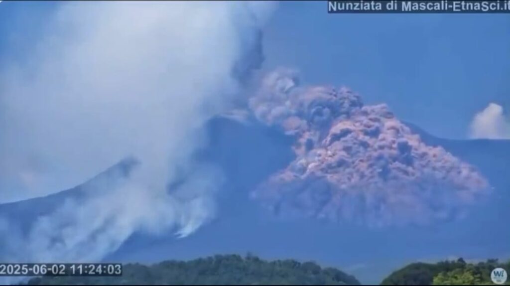 Vulcão Etna, na Sicília, expele nuvem de cinzas, gases e rochas