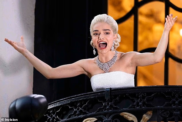 Rachel Zegler canta “Evita” na rua e irrita público que pagou R$ 1,8 mil por ingresso