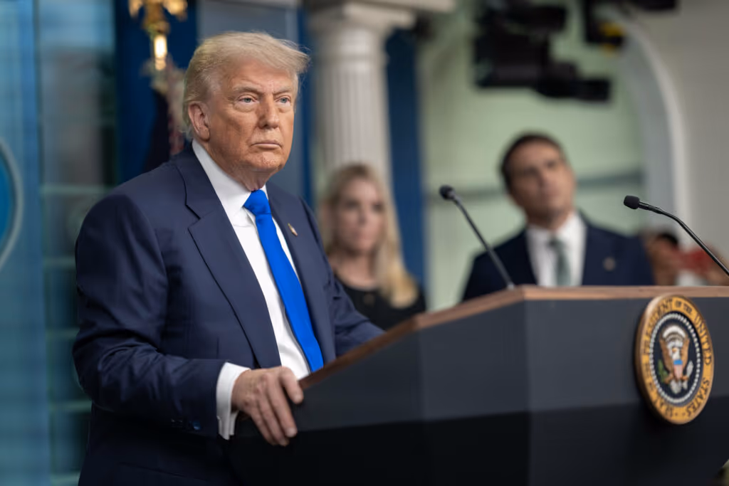 Trump volta a acionar Justiça para demitir diretora do Fed