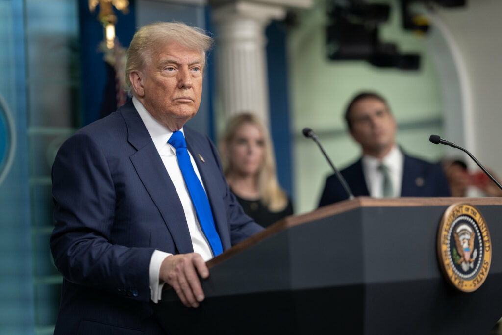Trump volta a acionar Justiça para demitir diretora do Fed