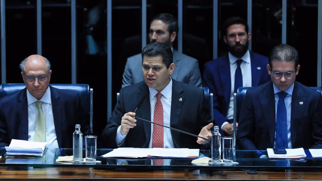 Hugo Motta bebe nossa grana e brinda à cara de pau política