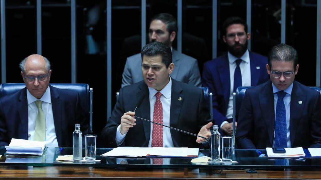 Hugo Motta bebe nossa grana e brinda à cara de pau política