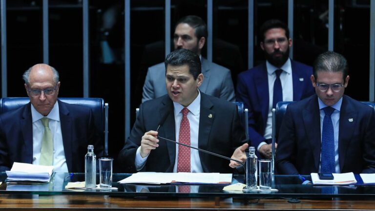 Hugo Motta bebe nossa grana e brinda à cara de pau política