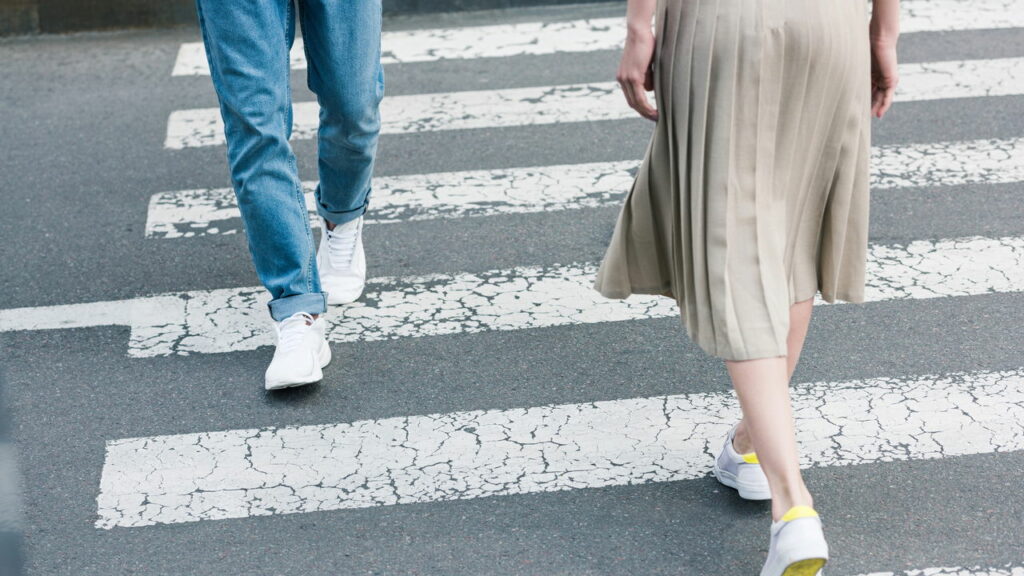 Essas atitudes ao transitar por faixas de pedestres podem render multa