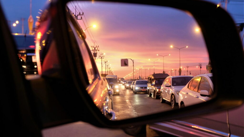 As regras de uso do farol baixo nas rodovias — e as exceções