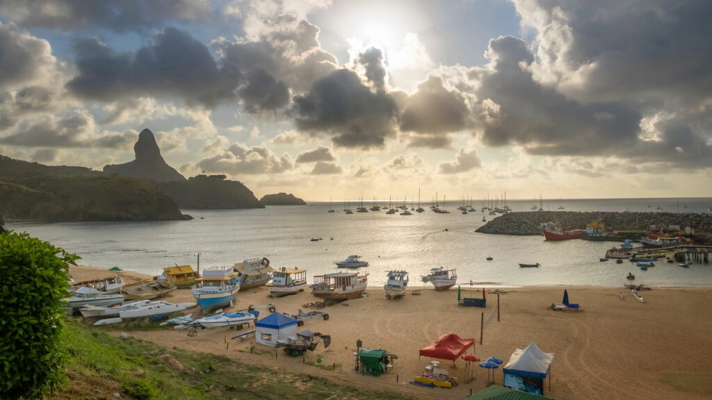 Esse destino impressiona com praias intocadas e regras rígidas