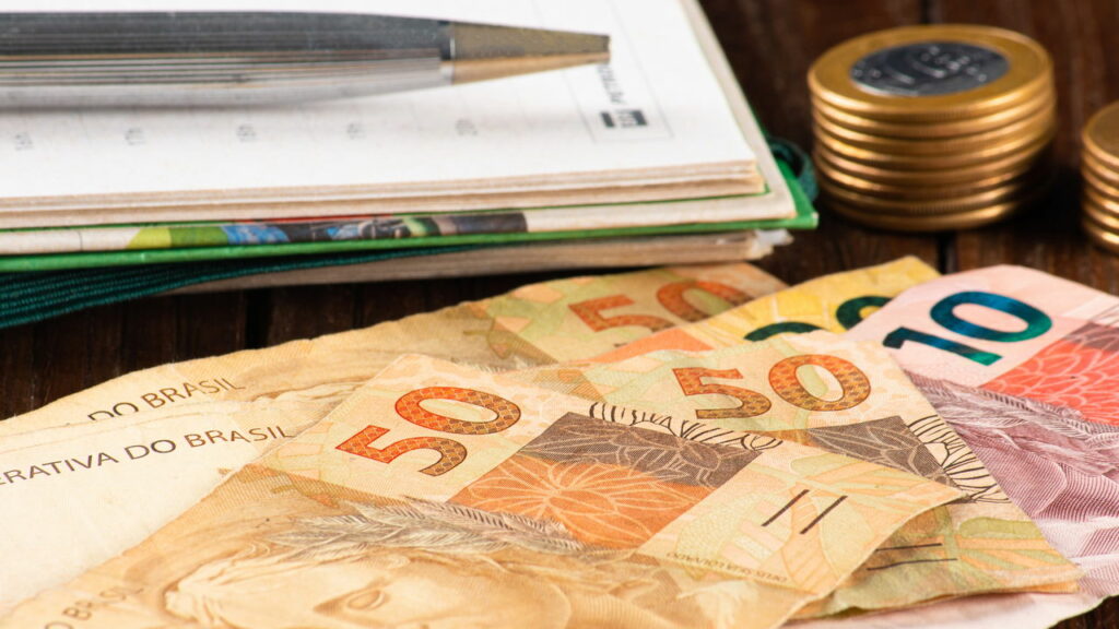 5 Aplicativos que ajudam a organizar a vida financeira com IA