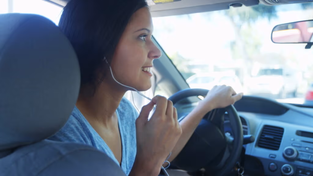 Por que é proibido usar fones de ouvido enquanto dirige — e o que diz a legislação