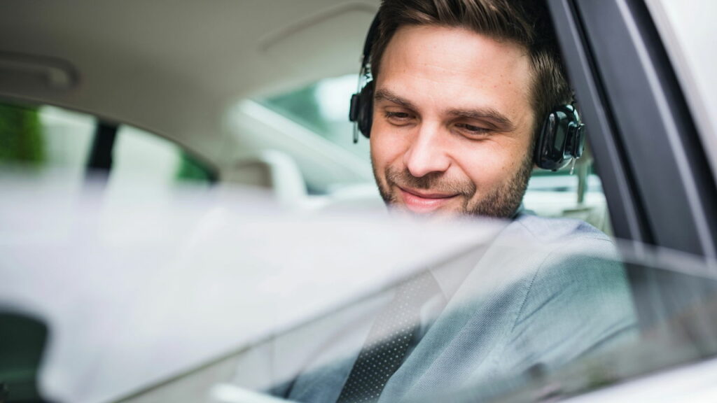 Por que é proibido usar fones de ouvido enquanto dirige — e o que diz a legislação