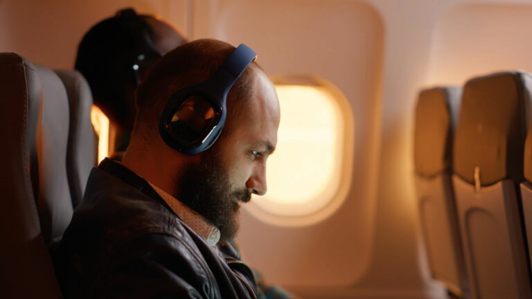 Pode usar fone Bluetooth ou celular no modo avião durante o voo?
